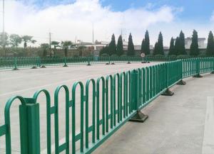 城市道路中間設(shè)立中央隔離護欄有什么作用