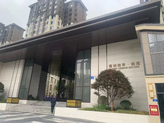 四川隆昌隆城錦翠·錦苑護(hù)欄百葉窗空調(diào)架項目 四川隆昌隆城錦翠·錦苑護(hù)欄百葉窗空調(diào)架項目