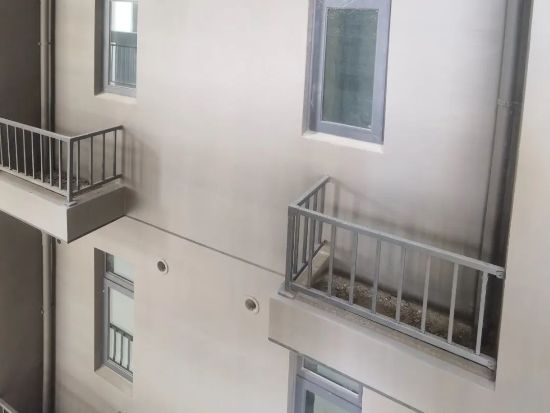 湖北襄陽金輝優(yōu)步學府樓梯護欄百葉窗空調(diào)架項目 湖北襄陽金輝優(yōu)步學府樓梯護欄百葉窗空調(diào)架項目