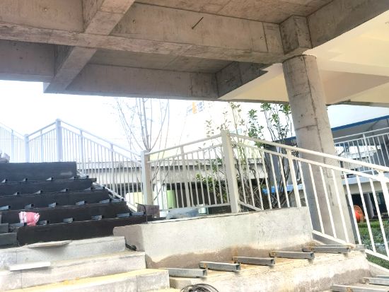 湖北襄陽金輝優(yōu)步學府樓梯護欄百葉窗空調(diào)架項目 湖北襄陽金輝優(yōu)步學府樓梯護欄百葉窗空調(diào)架項目