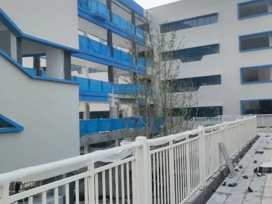 湖北襄陽金輝優(yōu)步學府樓梯護欄百葉窗空調(diào)架項目 湖北襄陽金輝優(yōu)步學府樓梯護欄百葉窗空調(diào)架項目