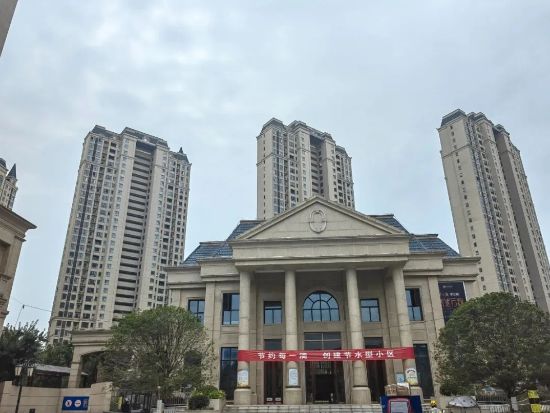 湖北襄陽金輝優(yōu)步學府樓梯護欄百葉窗空調(diào)架項目 湖北襄陽金輝優(yōu)步學府樓梯護欄百葉窗空調(diào)架項目