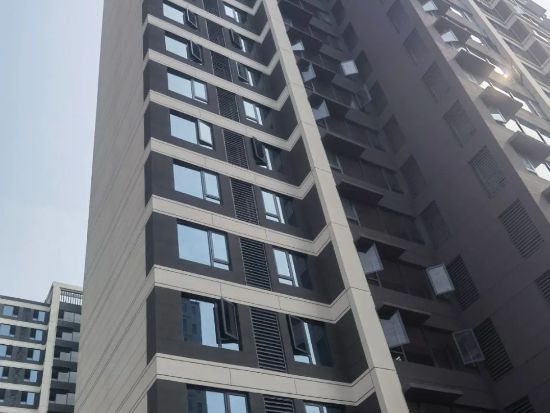 湖北襄陽金輝優(yōu)步學府樓梯護欄百葉窗空調(diào)架項目 湖北襄陽金輝優(yōu)步學府樓梯護欄百葉窗空調(diào)架項目