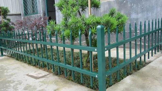 鋅鋼草坪<a href=http://www.eternity3.com.cn target=_blank class=infotextkey>護欄廠家</a>價格多少錢一米?