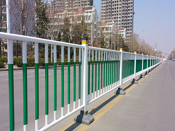 人行道隔離<a href=http://www.eternity3.com.cn target=_blank class=infotextkey>護(hù)欄廠家</a>哪里有