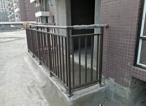 封閉式陽臺護(hù)欄要不要拆除